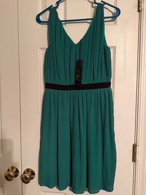 Esmerald green, V-Neck A line Sleeveless Dress with Black Waistband